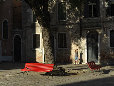A man exercising in sestiere (district) S.Polo.