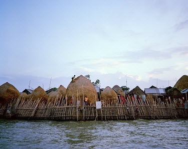 With the imminent arrival of the monsoon, the inhabitants protect their island and homes with a mesh of bamboo and straw.