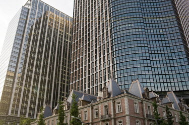 In the foreground the Mitsubishi Ichigokan Museum which was rebuilt as a replica of the original building (1894-1968). In the background the Marunouchi Park Building rises above.