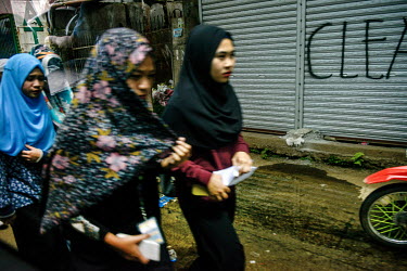 A group of women walking along a street on the outskirts of Marawi.