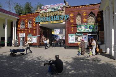 The entrance of the Shah Mansur Bazaar, also called the 'Green Market'.