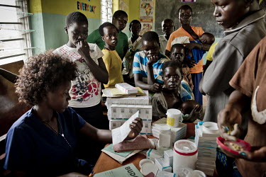Families whose children are affected by Nodding Syndrome but who could not be cared for in a health centre come to collect the drugs distributed by the Ugandan government.