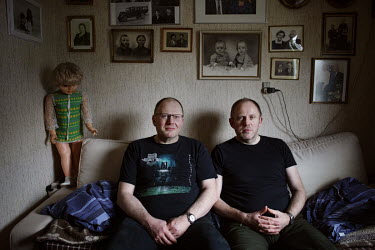 Aadne and Joannes (52) together in their childhood home. They are twin brothers and both unmarried. ''I prayed to God that I would find a wife'', says Joannes, ''Maybe he didn't hear me.''