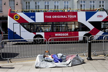 People sleep on the pavement in Windsor as they ensure a good pitch for the Royal Wedding between Harry and Megan which was due to take place the following day with the Royal Couple starting out from...