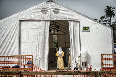 A doctor gives instructions to a nurse outside the high-risk area at the Ebola Treatment Centre (CTE).