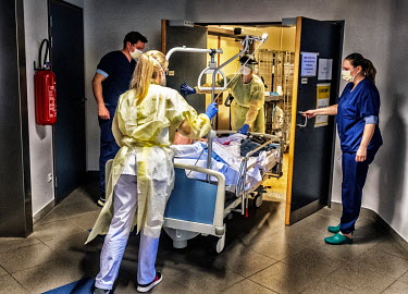 A COVID-19 patient is pushed into the intensive care unit at the Jessa hospital's intensive care unit.