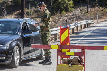 Police and soldiers from the Home Guard of the Army (Heimevernet) stop vehicles at checkpoints leading to the closed border with Sweden.