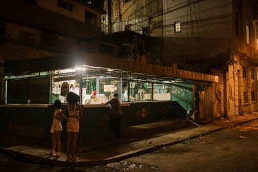A shop selling fast foods in Havana Centro.