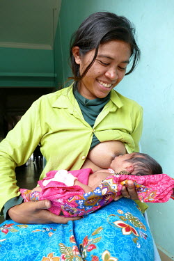 A woman breastfeeding her child at the Daun Keo Health Centre.