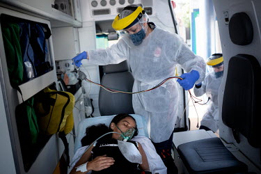 A patients suffering from COVID-19 is transferred from the UPA Coronel Antonino clinic to a larger hospital in Campo Grande.
