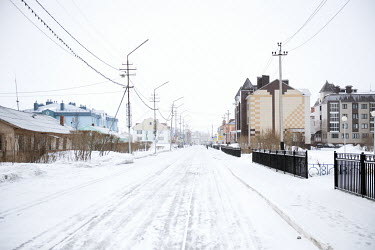 A snow-covered road in Yar-Sale.