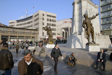 An equestrian statue of Ataturk statue on Ulus Meydani (Ulus Square) surrounded by statues of Turkish soldiers.