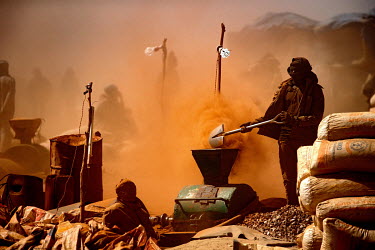 Workers at the Tabelote gold mine.