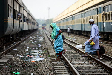 People crossing the tracks at Kamalapur Railway Station (officially known as Dhaka railway station).