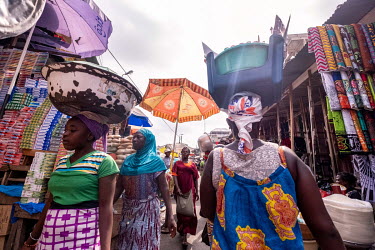 Traders and shoppers browse the stalls in Kejetia market (Kumasi Central Market). The market is thought to be amongst the largest in Africa, with over 10,000 individual stores.