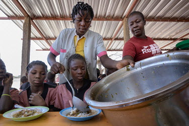The school canteen at the Denro associative school is a major element in encouraging parents and pupils to continue their studies. For many families, poor or internally displaced due to armed conflict...