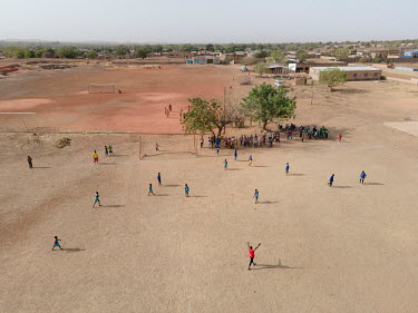 A football match at the Denro de Koudougou association which offers a mixed sport-study football course from primary school onwards. The first in West Africa, and probably in Africa, it helps motivate...