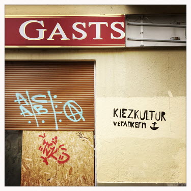 Graffiti reads: 'Kiezkultur verankern' on the closed Schultheiss pub Drei Maedel-Eck in Moabit.  The Berlin district of Moabit is an artificial island completely surrounded by water that was once home...
