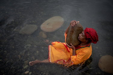 Rosa Mosquera makes a ritual of thanks to Ochún, the goddess of freshwater, in the Santiago river. Rosa is an Afro Ecuadorian leader who works to maintain African ancestral spirituality and cultural...