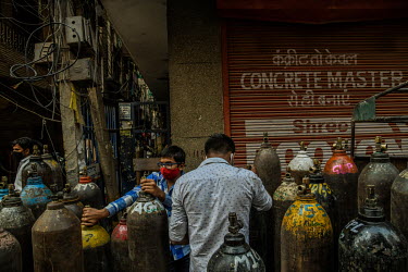 People with empty oxygen cyclinders queue at the refilling center in Delhi during the coronavirus pandemic.