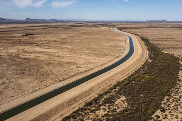 Canal of the 'Central Arizona Project', which collects water from the Colorado River and crosses Arizona to distribute water to the cities of the state.