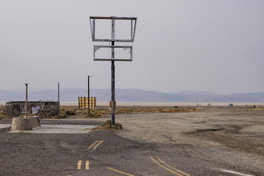 Abandoned gas station along US 95 highway in Nevada. The climate crisis has become a key factor in the emptying of the US countryside.