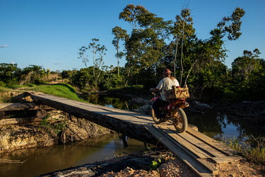 Squatters use the bridge that gives access to the Indigenous Territory Trincheira Bacaja, near Vila Sudoeste. In April, an IBAMA (Brazil's environmental protection agency) operation destroyed the brid...