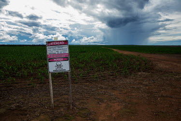 A sign indicates the use of pesticides in corn plantations near the Environmental Protection Area where the Paraguay River begins.