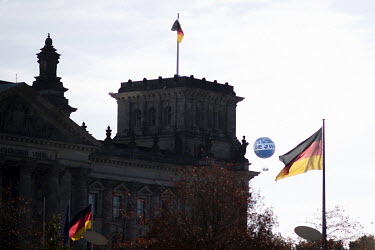 A hot air balloon from the newspaper Die Welt in front of the Reichstag.