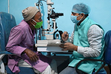 An optometrist examines a potential cataract patient.