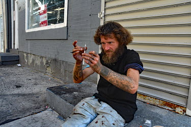 A drug users prepares to inject himself on the street in North Philadelphia, between Huntingdon and Allegheny on the elevated Market-Frankford subway. This is the epicentre of the city's opioid (fenta...