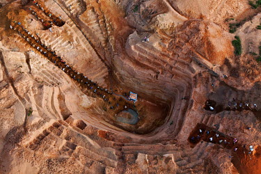 Sapphire mines (sapphires were discovered here in 1998) which account for 33% of the world's sapphire production. These miners earn less than one euro a day.