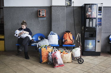 An Ukrainian refugee mother with her child in the Suceava train station waiting room.