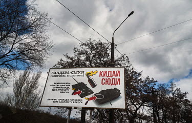 A billboard which explains where to throw a molotov cocktail (Bandera smoothie) on a tank.