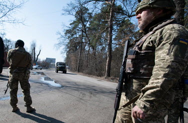 Ukrainian soldiers at a checkpoint near Bilohorodka.