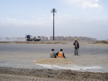 A mobile phone network transmission antenna disguised as a palm tree in Egypt's New Administrative Capital.Following persistent problems of overpopulation, pollution and traffic congestion, the constr...