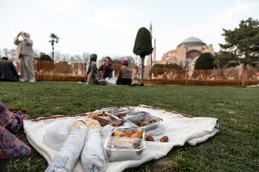 Iftar picnics durinmg Ramadan in Sultanahmet square, a relaxing grassy patch between the Hagia Sofia and the Blue Mosque in Istanbul's historic quarter.