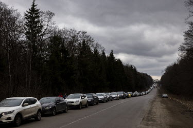 A long line of cars leading to the border crossing stretching for more than five kilometres. A crowd of several thousand or more, mainly women and children, queued up in the freezing cold at the Shehy...