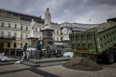 Volunteers worked to sandbag and protect a large monument in central Kyiv.