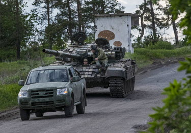 A Ukrainian tank, moves north of Barvinhove a frontline town.