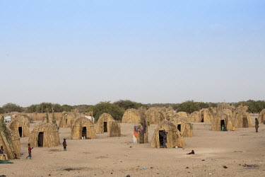 Reed huts built by Internally Displaced Peoples (IDPs), refugees from the conflict with Boko Haram, on the dried up bed of Lake Chad.   Lake Chad, which spanned 9,652sqm in 1963, has shrunk by 90 per...