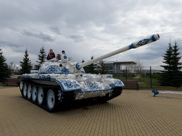 The tank is decorated with traditional Russian painting 'Gzhel', used for porcelain dishes.