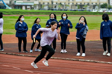 A popular competitor, backed by her classmate fan-base, sets off on a High School relay race on Nangan, the main island in the Matsu archipelago, a frontline island group belonging to Taiwan that lies...