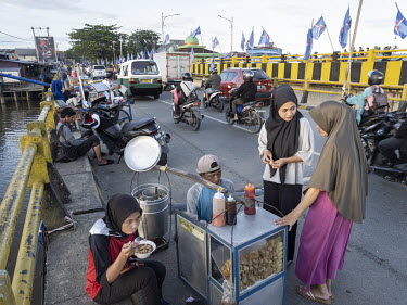 Street food stalls on the bridge in Manggar, a subdistrict of Balikpapan and home to a fishing community. Balikpapan is one of the gateways to the new Indonesian capital, Nusantara, that will be built...