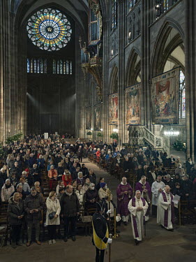 Sunday mass with, walking in the centre of the second row of priests, the archpriest of the Strasbourg Cathedral, Father Didier Muntzinger.