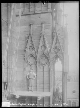 This is probably a stonemason from the Fondation de l'Oeuvre Notre-Dame posing on the western facade. Photo taken between 1890 and 1920.~~( Archive Pictures © Fondation de l'Oeuvre Notre-Dame )