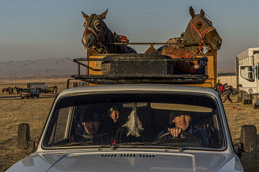 A horse-owner, his son and his brother leave the vast plain surrounding Tarraz, where a richly endowed 'Kokpar' has been organised thanks to the sponsorship of local businessmen. In the trailer attach...