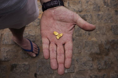 The pilot of a light airplane that operates illegally inside the Yanomami Indigenous Land holding two gold nuggets in his hand that were extracted from mines inside the reserve. Access to the territor...