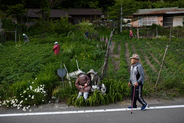 Mitsuhiro Uwaguri (92), the eldest resident in the hamlet of Nagoro and the father of Tsukimi Ayano, takes a walk past kitchen gardens and their protective scarecrows. His daughter, Tsukimi Ayano, sta...