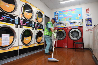 Syunichi Kinugasa (84), a member of Setagaya Ward's Silver Human Resource Centre (SHRC), cleans a local laundromat twice a week. Japan's Silver Human Resource Centre (SHRC) program provides part-time,...